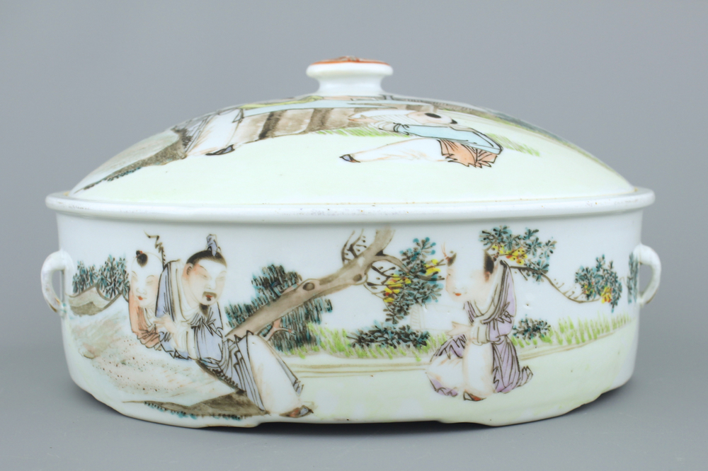 A Chinese porcelain Qianjiang style bowl and cover, 19/20th C.