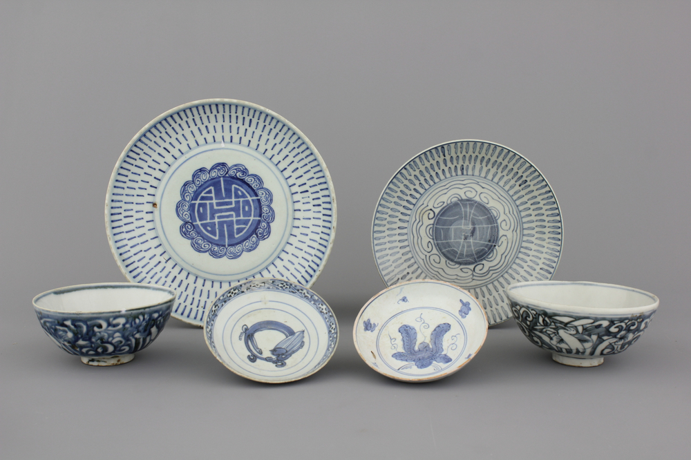 Lot van blauw en witte stukken in Chinees porselein, Ming-dynastie