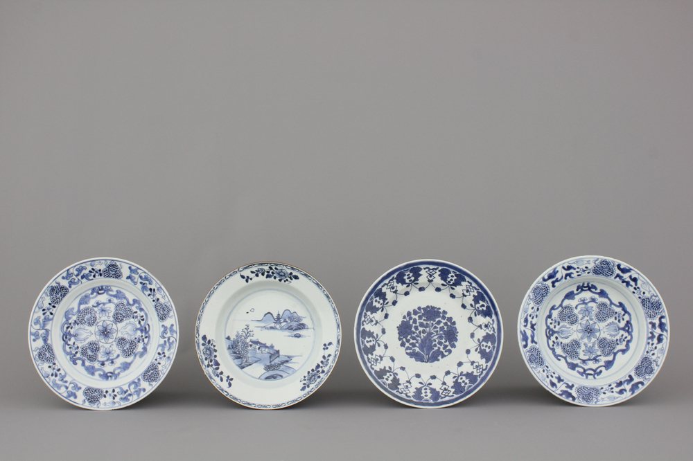 Paire et deux assiettes singuli&egrave;res en porcelaine de Chine, bleu et blanc, 18e