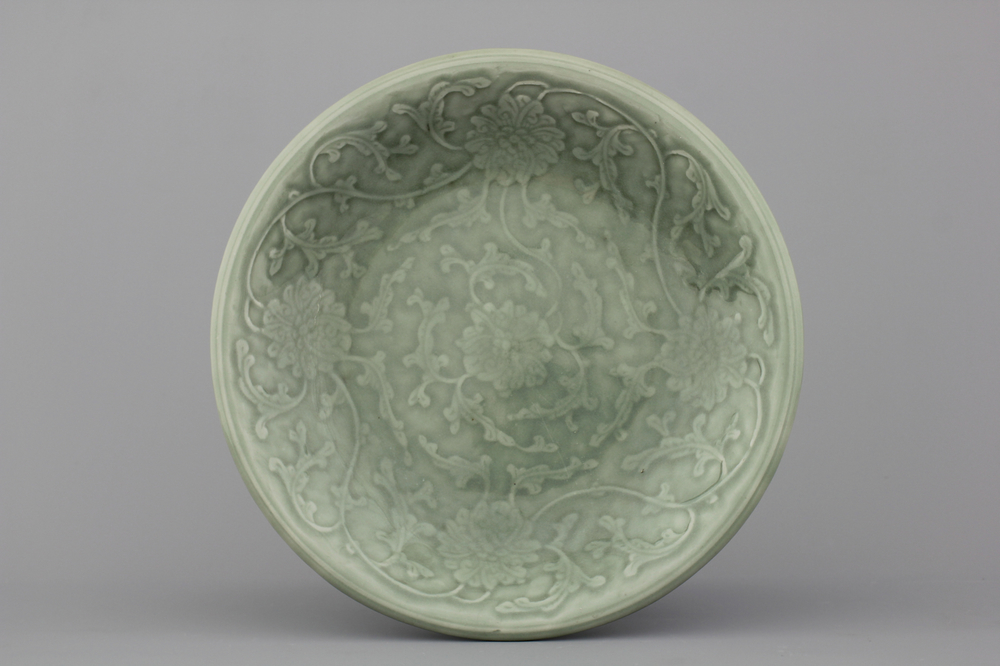 Plat c&eacute;ladon en porcelaine de Chine &agrave; d&eacute;cor de lotus, 19e