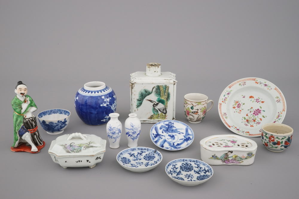 Verzameling van verschillende voorwerpen in Chinees porselein, 19e-20e eeuw