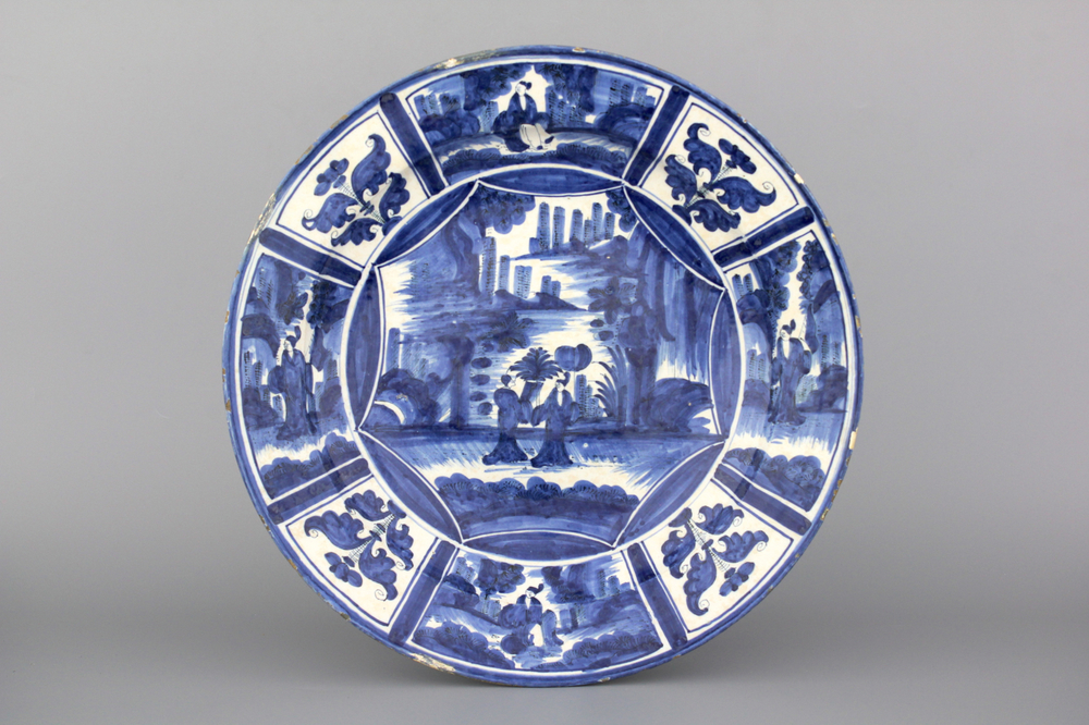 Grand vase fin en forme d'urne en fa&iuml;ence de Delft, bleu et blanc avec chinoiserie, d&eacute;cor sc&egrave;ne de th&eacute;, 17e