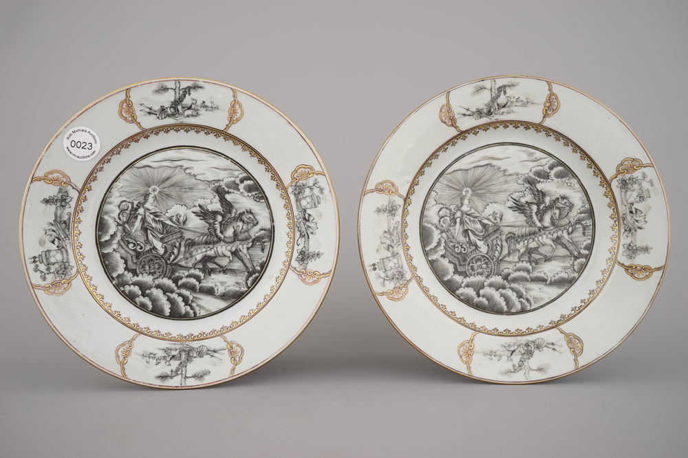 Paire d'assiettes en porcelaine de Chine pour l'export, grisaille et dor&eacute;, avec Aurore dans son char de triomphe, Qianlong, 18e