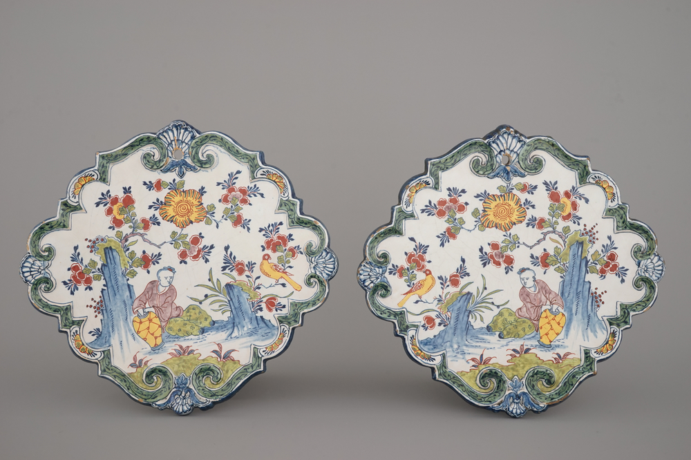 Een paar Delfts aardewerken chinoiserie plaquettes, gedateerd 1757