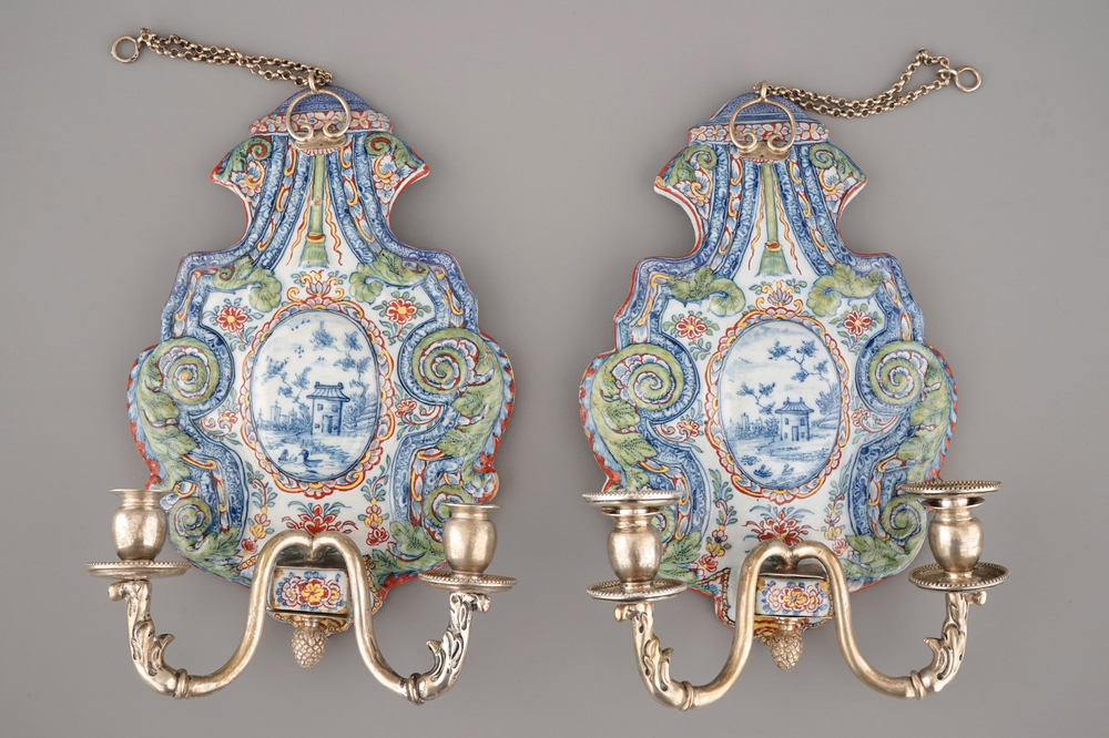 Een uitzonderlijk paar Delfts aardewerken applieken met zilveren kandelaars, 18e eeuw