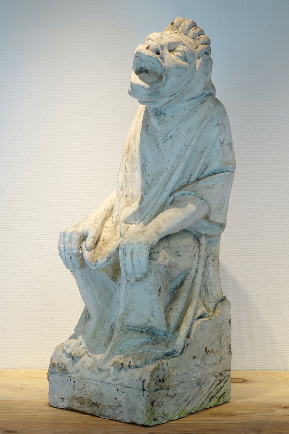 Een neogotisch plaasteren beeld van een zittende figuur, 19/20e eeuw, Brugge