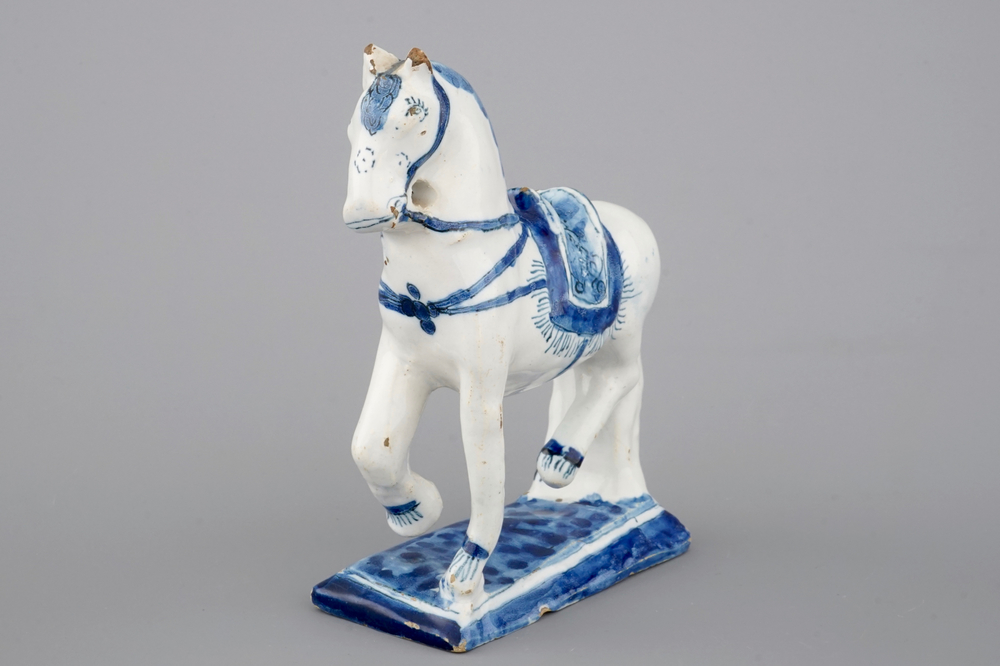 Un mod&egrave;le d'un cheval en Delft bleu et blanc, 18&egrave;me
