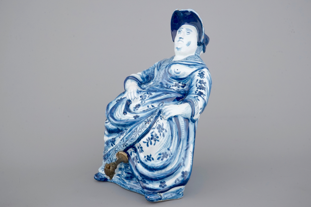 Een grote blauw-witte Delfts aardewerken &quot;Bobbejak&quot; tafelfontein, 18e eeuw