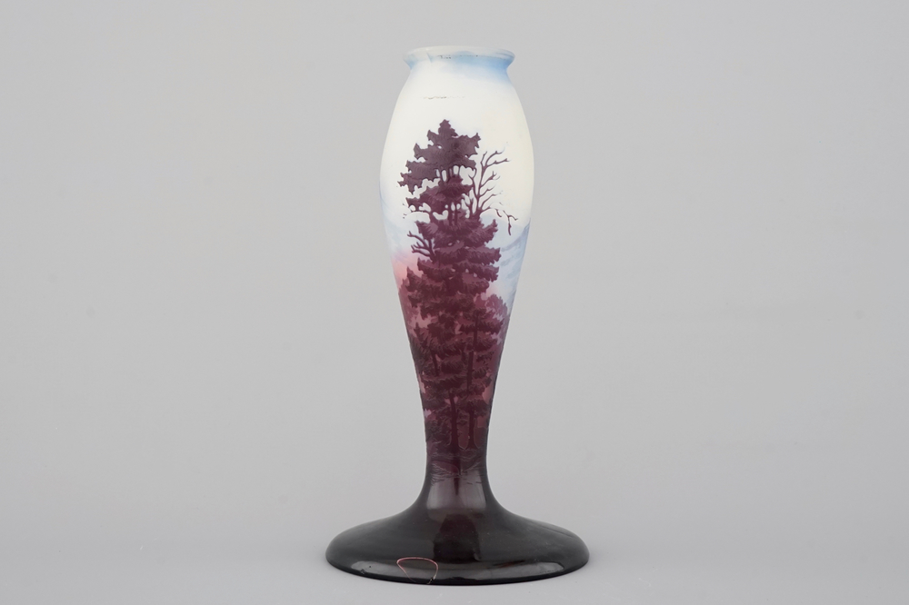 Een lampenvoet in glaspasta met een landschapssc&egrave;ne, Emile Gall&eacute;