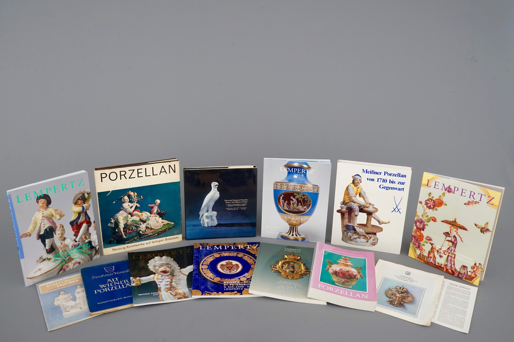 Un ensemble de 14 oeuvres sur les porcelaines d'Europe, incl. catalogues de ventes