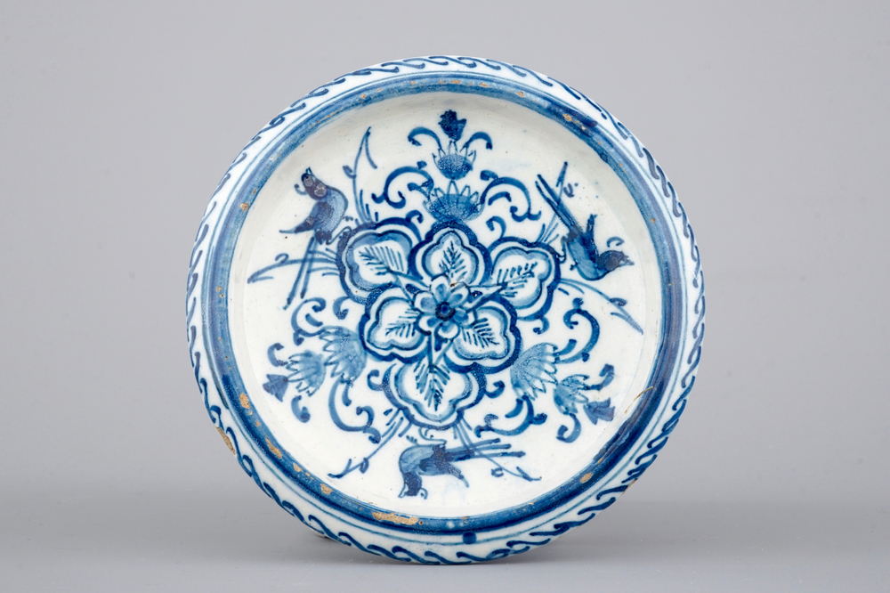 A small blue and white Dutch Delft round bowl on feet, 18th C.