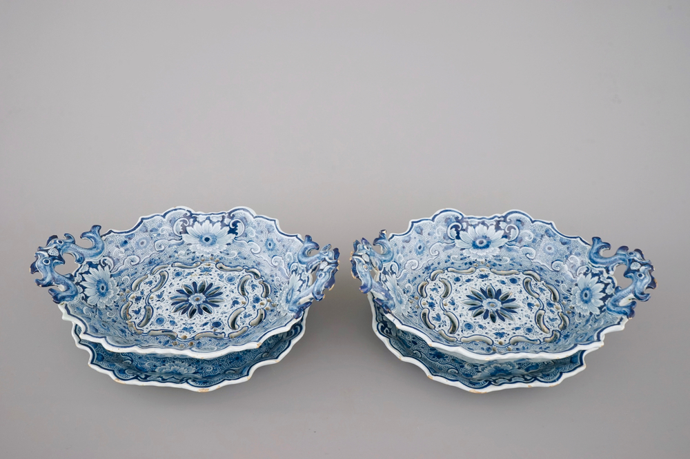 Een paar blauw-witte Delfts aardewerken aardbeienvergieten, 18e eeuw
