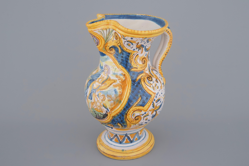 Une aigui&egrave;re de grande taille en majolique de Pesaro, 18/19&egrave;me