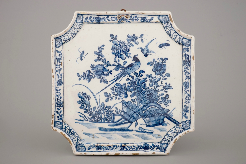 Een vierkante plaquette in blauw-wit Delfts aardewerk, ca. 1740