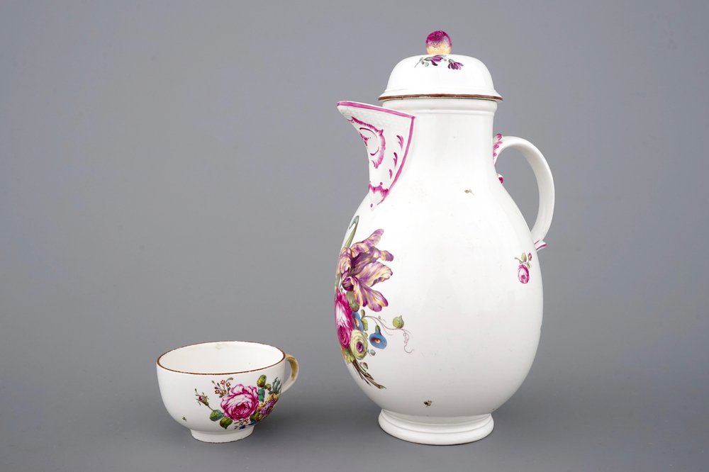 Een koffiepot en kopje met floraal decor, porselein uit H&ouml;chst, 18e eeuw