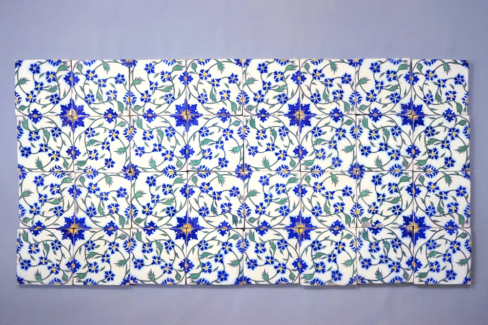 Een set van 32 Franse tegels in Perzische of Iznik stijl, fabriek Fourmaintraux, D&egrave;svres, 19e eeuw