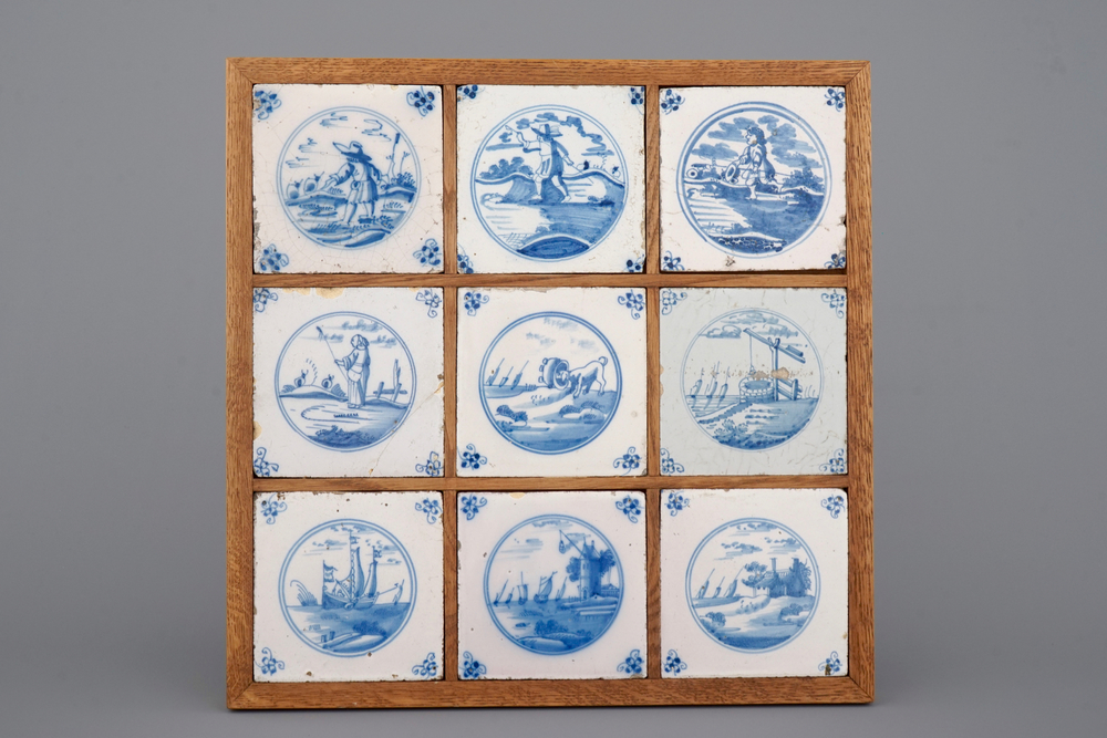 Een ingekaderd geheel van 9 blauw-witte Delftse tegels, 18/19e eeuw