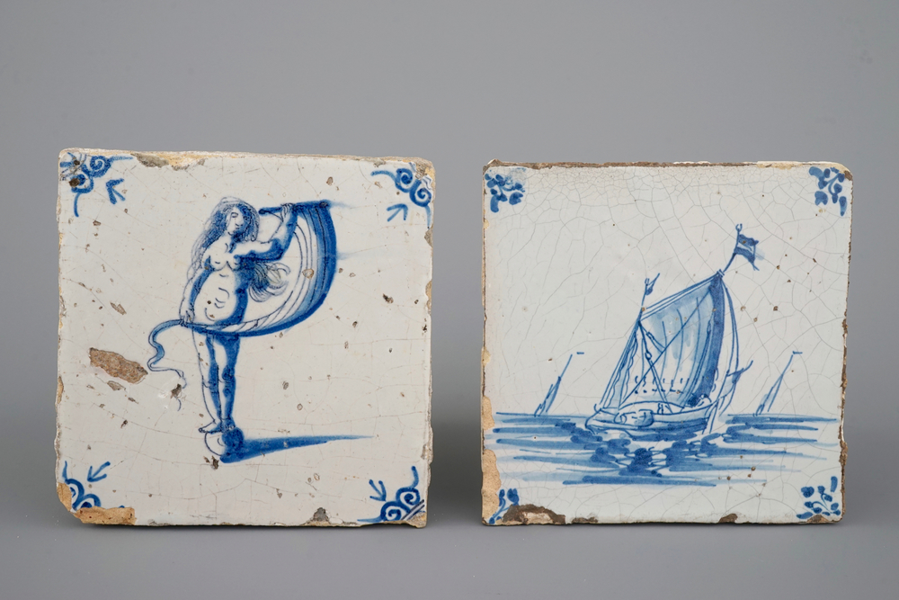Deux carreaux de Delft bleu et blanc aux d&eacute;cors maritimes, 17&egrave;me si&egrave;cle