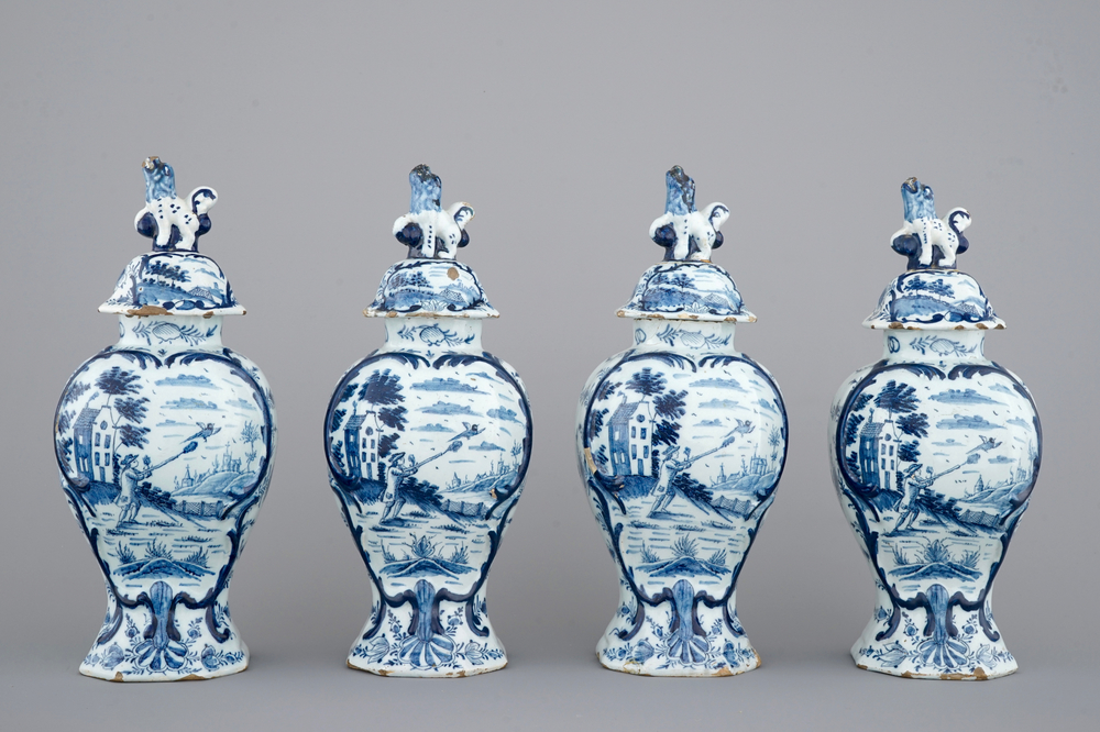 Un ensemble de 4 vases au d&eacute;cors de chasse en fa&iuml;ence de Delft bleu et blanc, 18&egrave;me