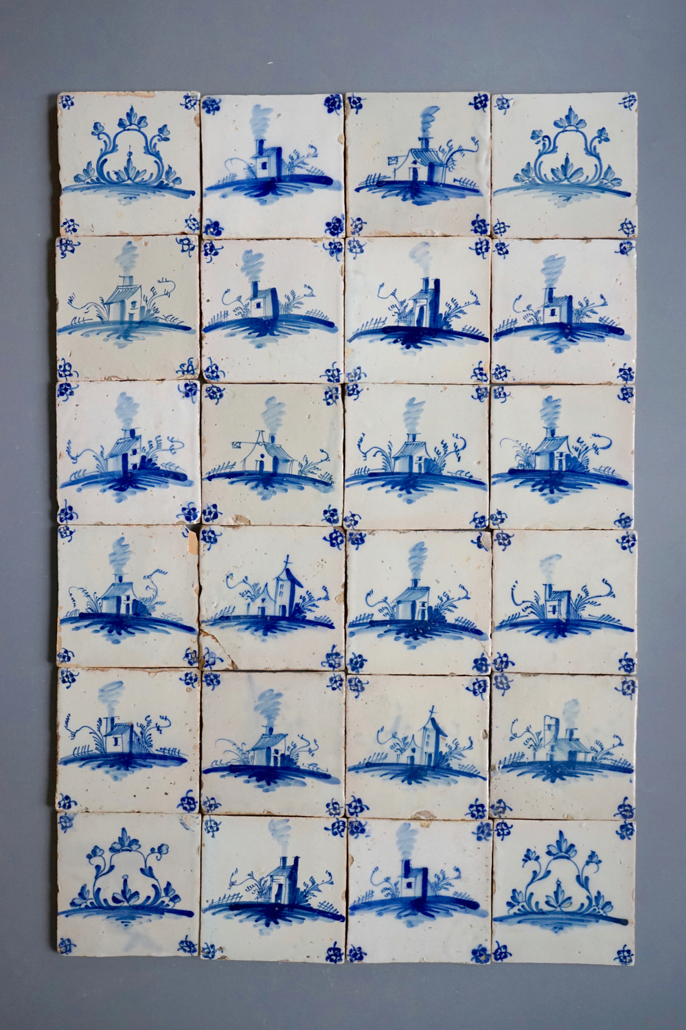 Een set van 24 blauw-witte Delftse tegels uit het atelier Pulinckx, Brugge, 18e eeuw