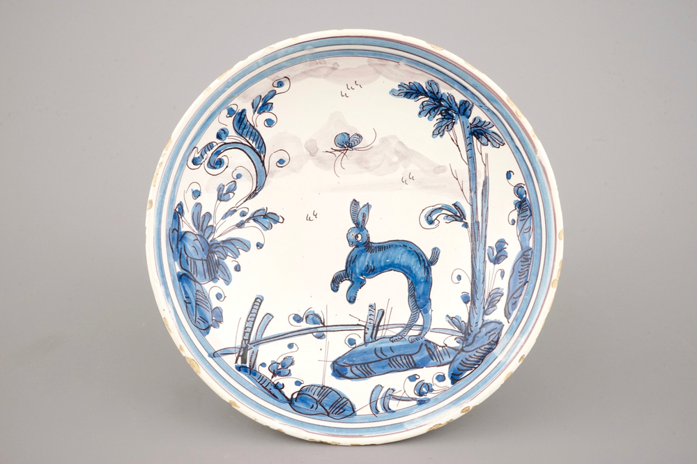 A fine Savona saucer dish with a hare in blue and manganese, 18th C.