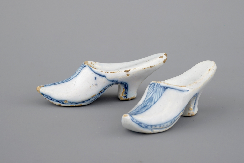 Une paire de mules en fa&iuml;ence de Delft bleu et blanc, 18&egrave;me