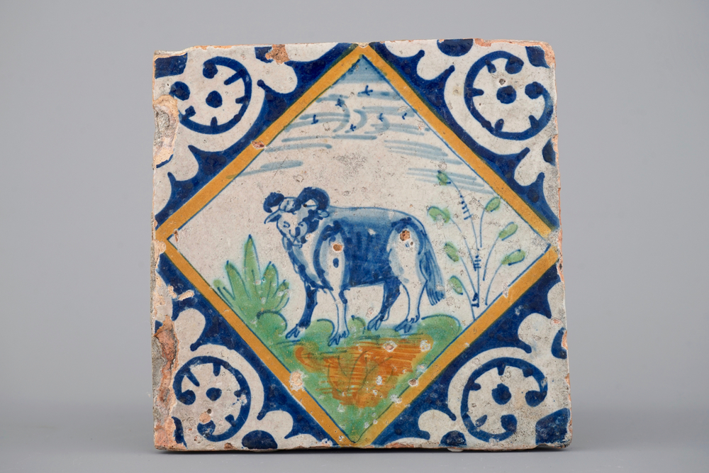 Een kwadraattegel in Nederlandse majolica met een ram, ca. 1600