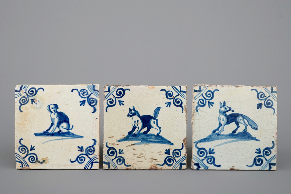 3 carreaux en Delft bleu et blanc aux d&eacute;cors d'animaux, 17&egrave;me