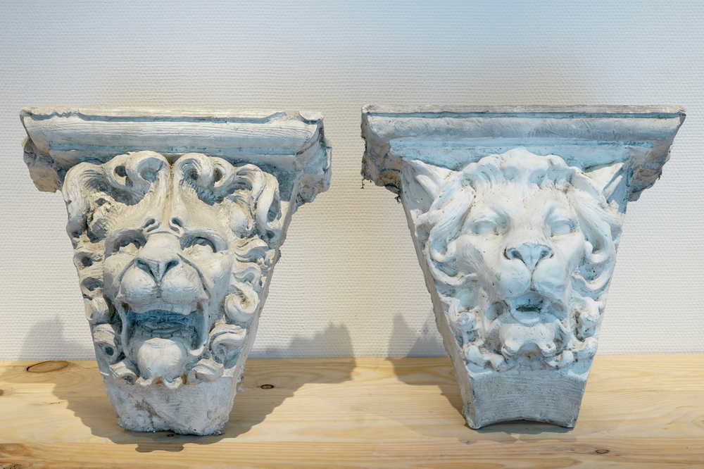 Two plaster casts of lion's heads consoles, 19/20th C., Bruges