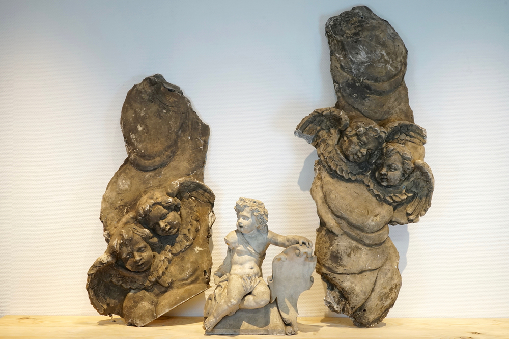 Drie plaasteren figuren van gevleugelde cherubijnen, 19/20e eeuw, Brugge