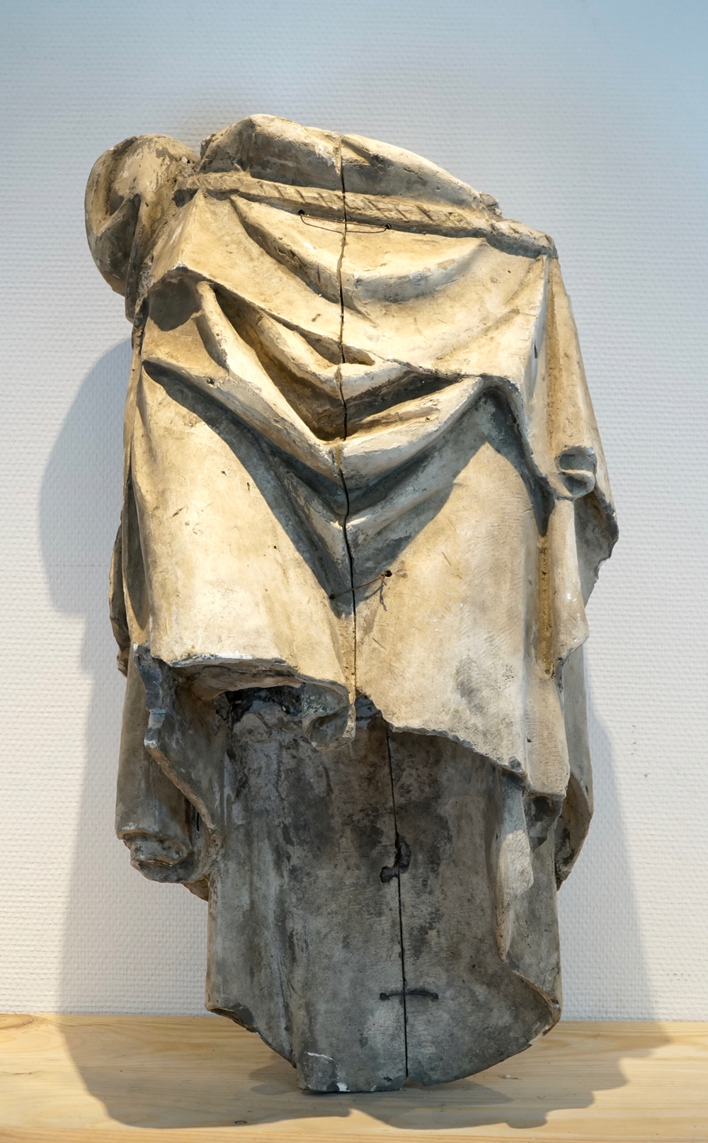 A plaster cast of a lower body skirt, 19/20th C., Bruges