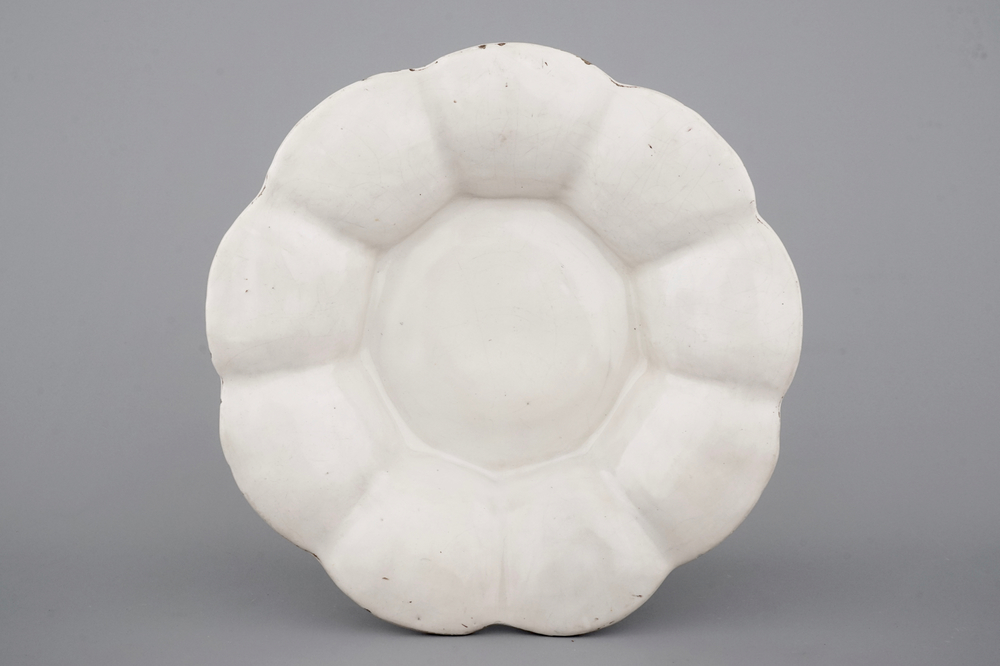 A white Delft lobed dish, 17th C.