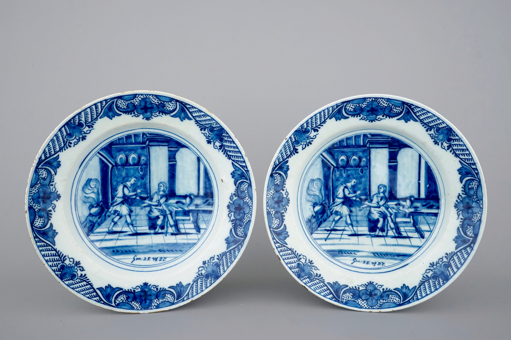 Une paire de plats en Delft bleu et blanc aux d&eacute;cors religieux, 18&egrave;me si&egrave;cle