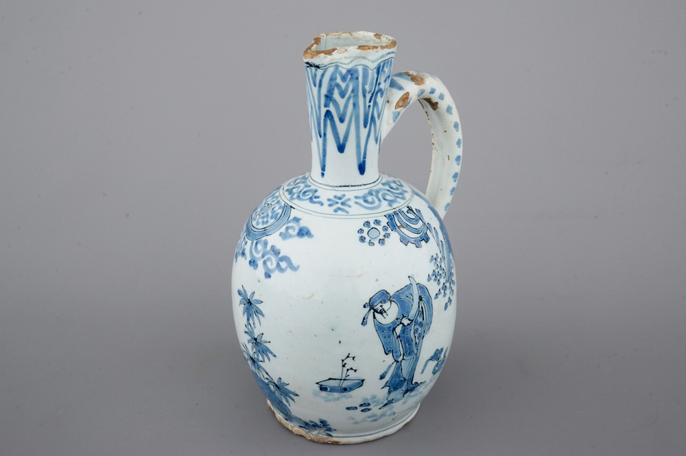 Un pichet en fa&iuml;ence de Delft bleu et blanc au d&eacute;cor de chinoiserie, 17&egrave;me si&egrave;cle