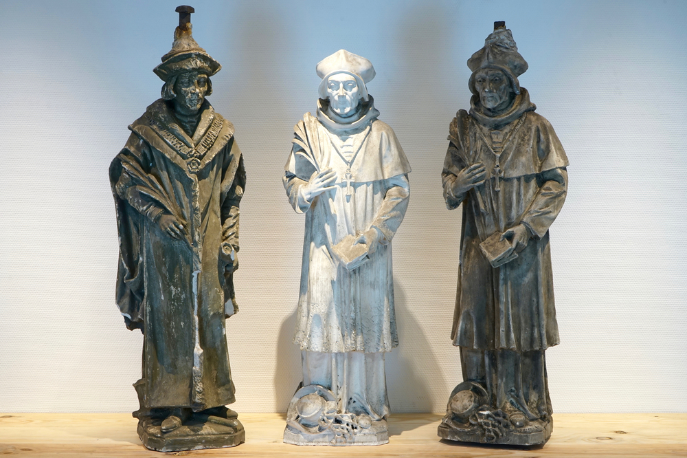 Een set van drie plaasteren kardinalen, 19/20e eeuw, Brugge