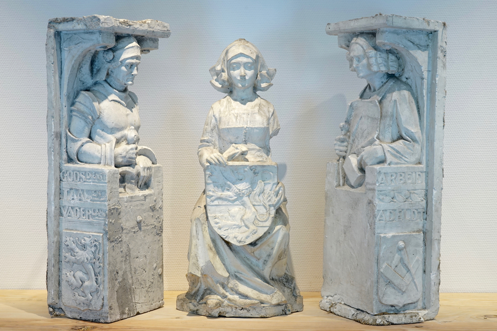 Een set van drie plaasteren Vlaamse heraldische figuren, 19/20e eeuw, Brugge