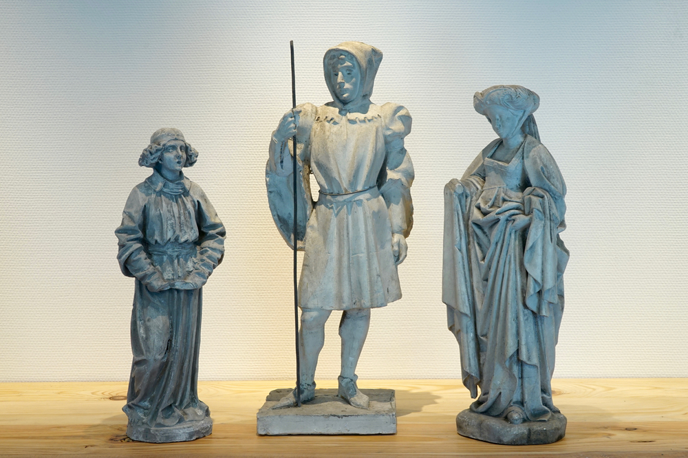 Een set van drie middeleeuwse plaasteren beelden, 19/20e eeuw, Brugge