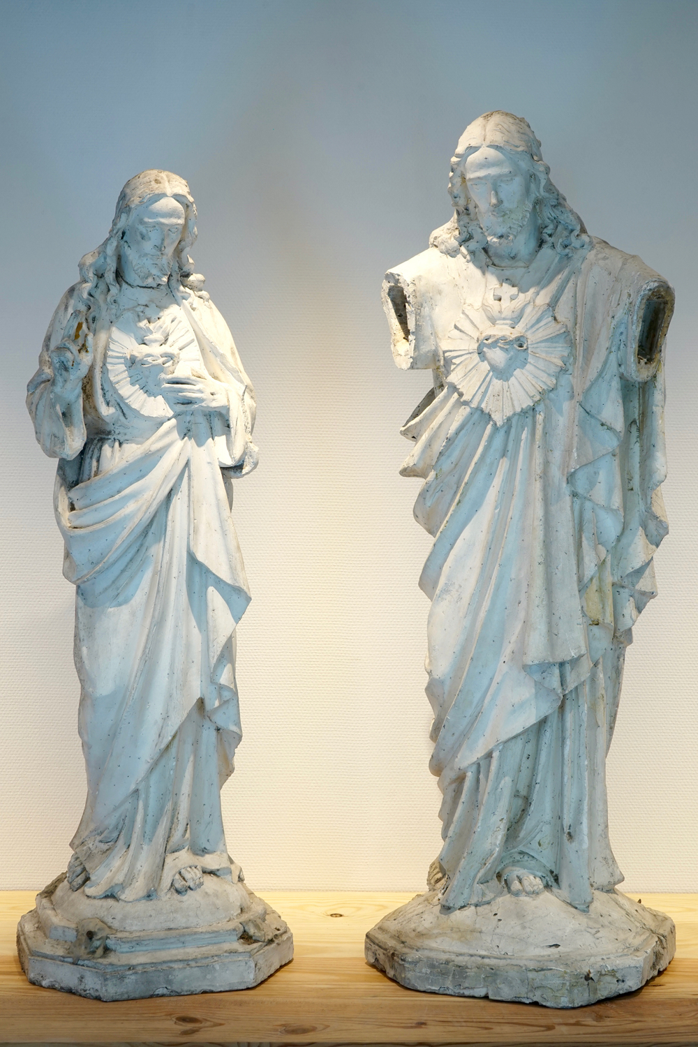 Een set van twee plaasteren beelden van Christus met heilig hart, 19/20e eeuw, Brugge