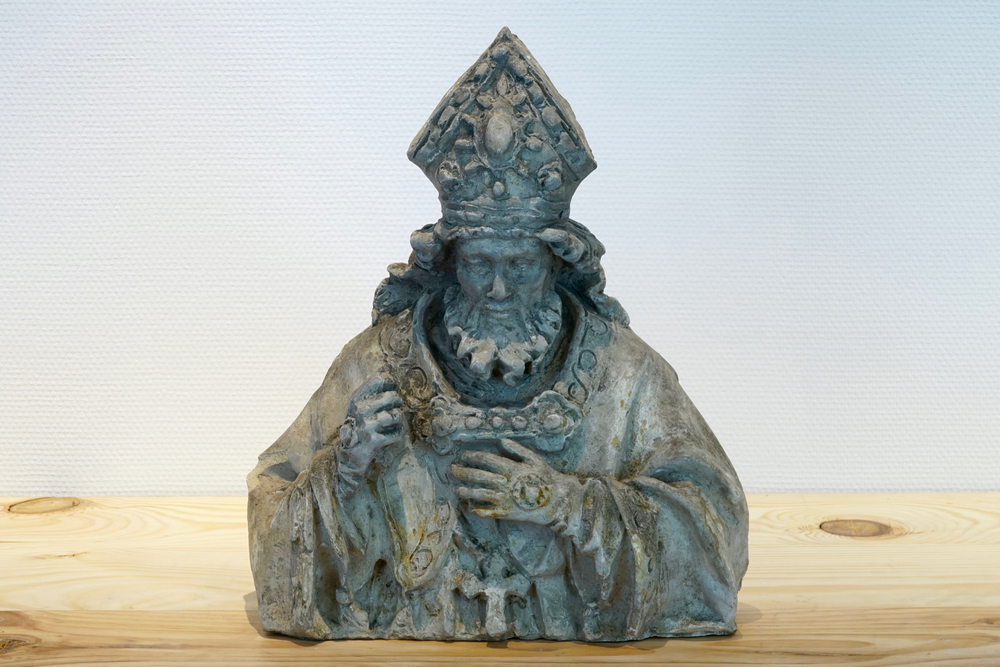 Een plaasteren buste van een kardinaal, 19/20e eeuw, Brugge