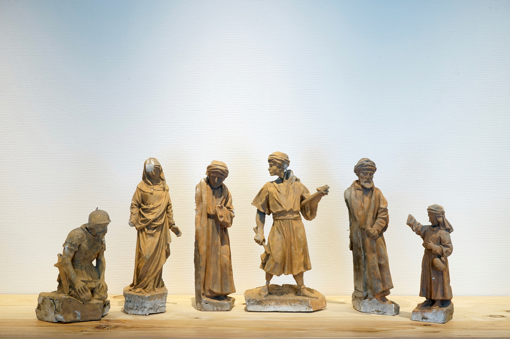 Een set van zes plaasteren figuren naar het retabel van Caux, 19/20e eeuw, Brugge