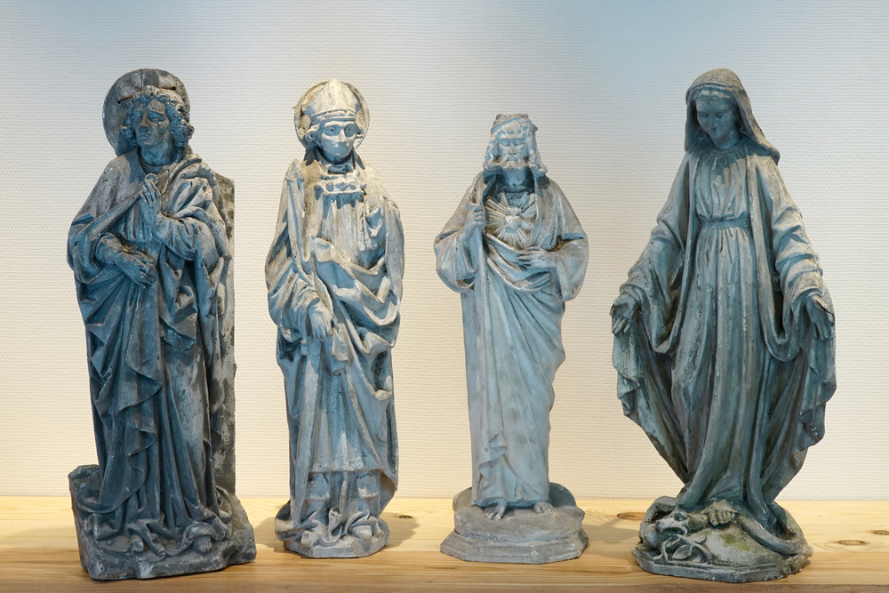 Een set van vier plaasteren religieuze figuren, incl. Het Heilige Hart van Jezus, 19/20e eeuw, Brugge
