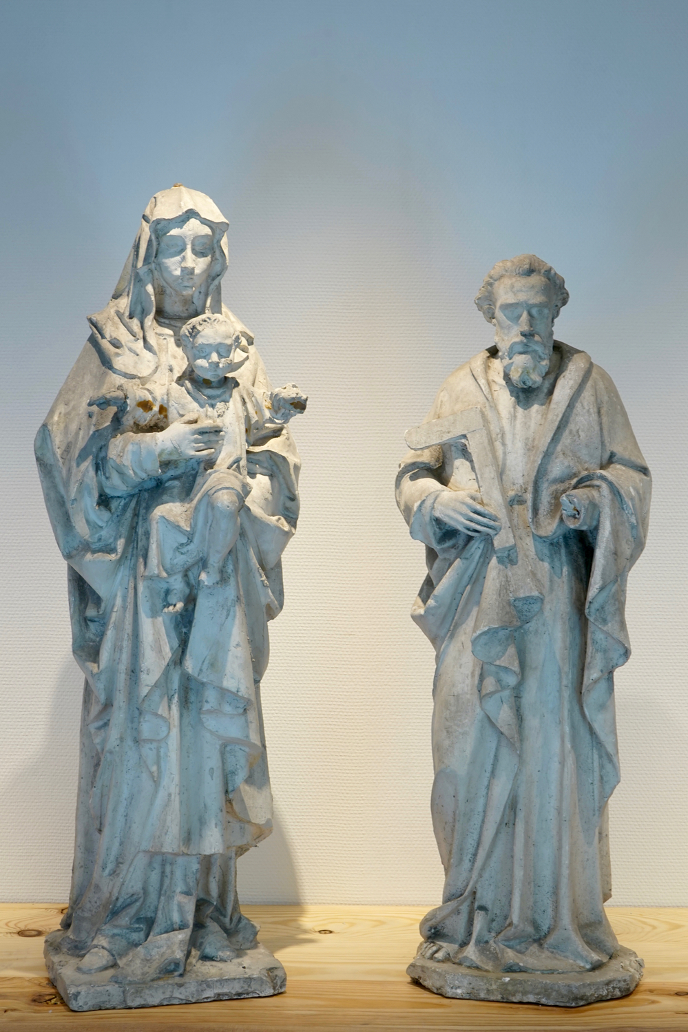 Een set van twee plaasteren religieuze figuren, &eacute;&eacute;n Judas Thaddeus, 19/20e eeuw, Brugge