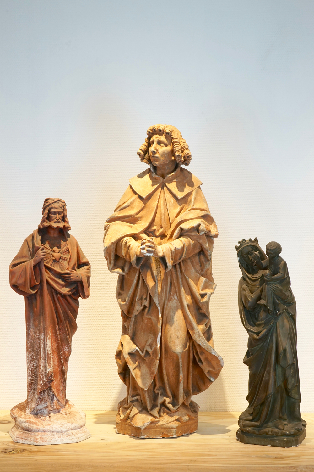 Drie plaasteren religieuze figuren, 19/20e eeuw, Brugge