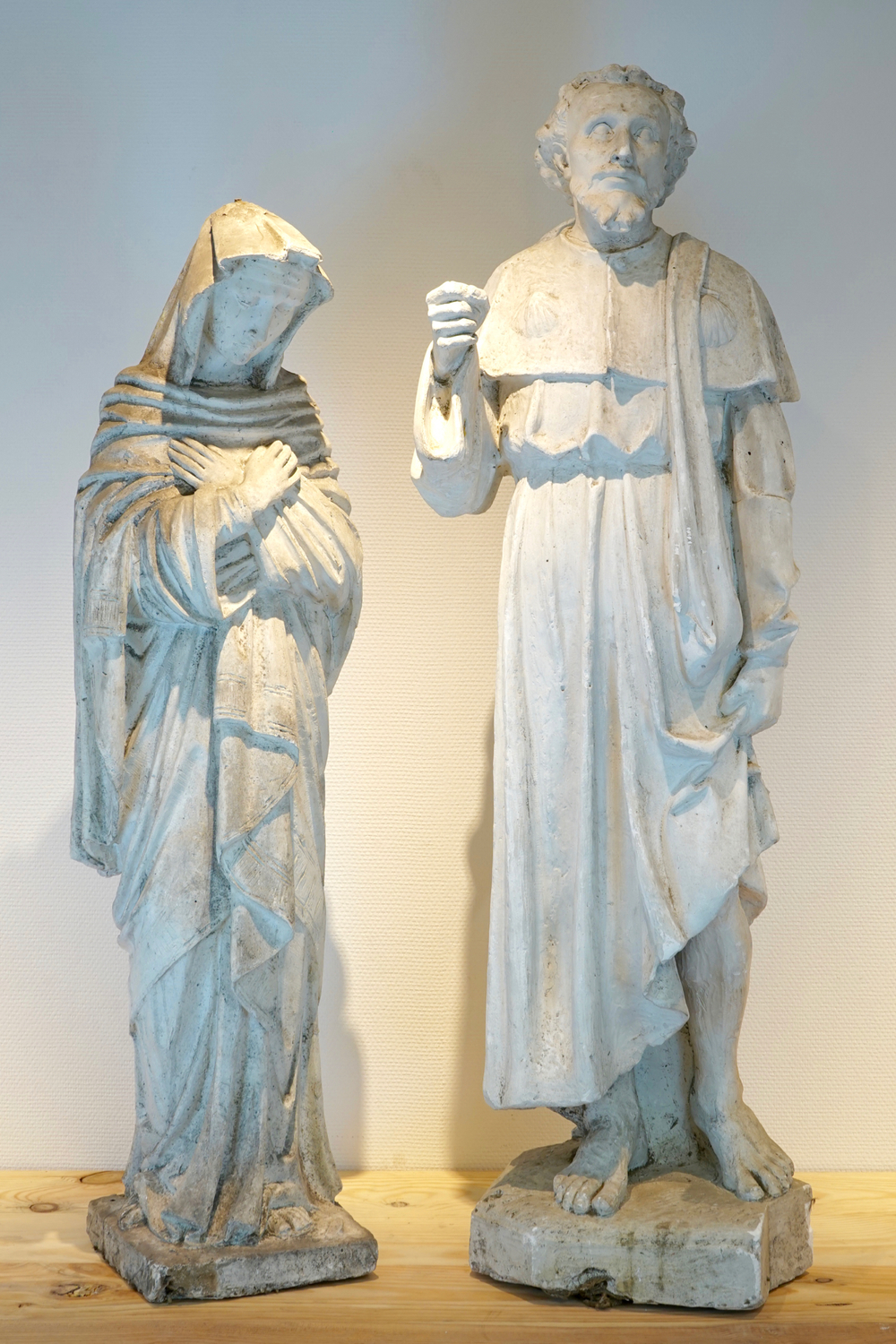 Twee plaasteren religieuze figuren, &eacute;&eacute;n van Sint Jacob, 19/20e eeuw, Brugge