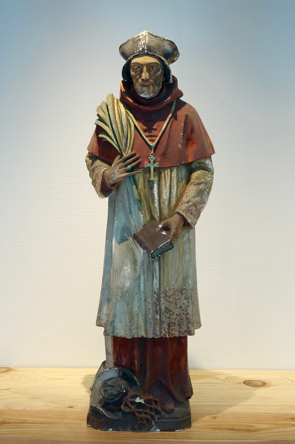 Een geschilderde plaasteren figuur van een kardinaal, 19/20e eeuw, Brugge