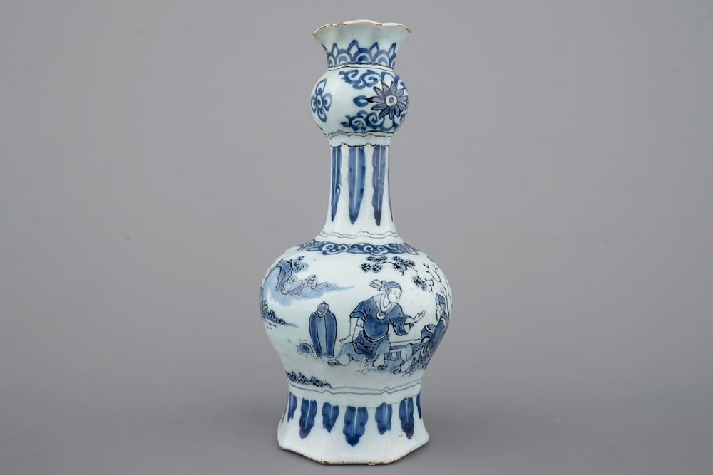 A fine Dutch Delft blue and white chinoiserie garlic neck vase, late 17th C.