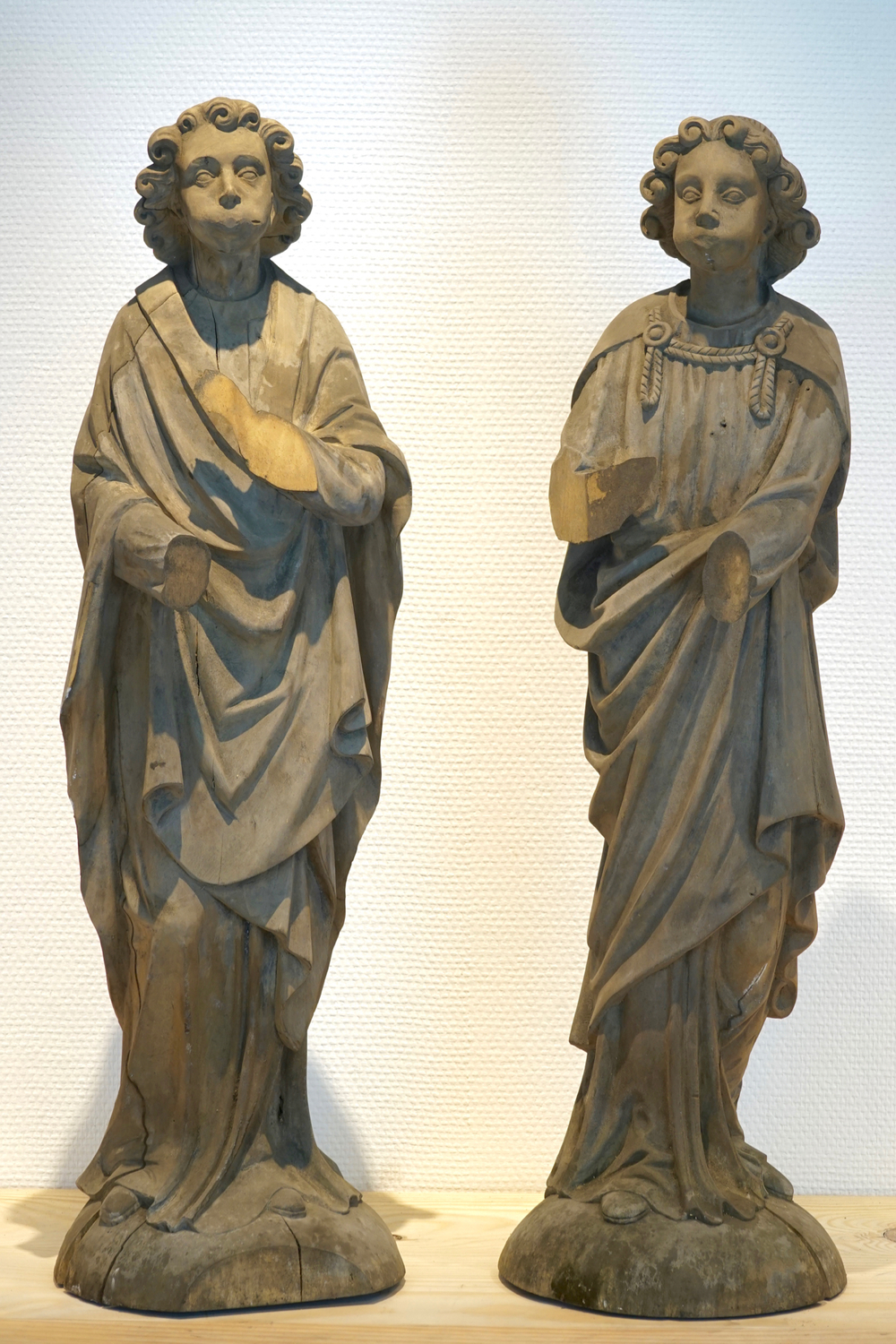 Twee gestoken houten figuren van bazuinende engelen, 19/20e eeuw, Brugge