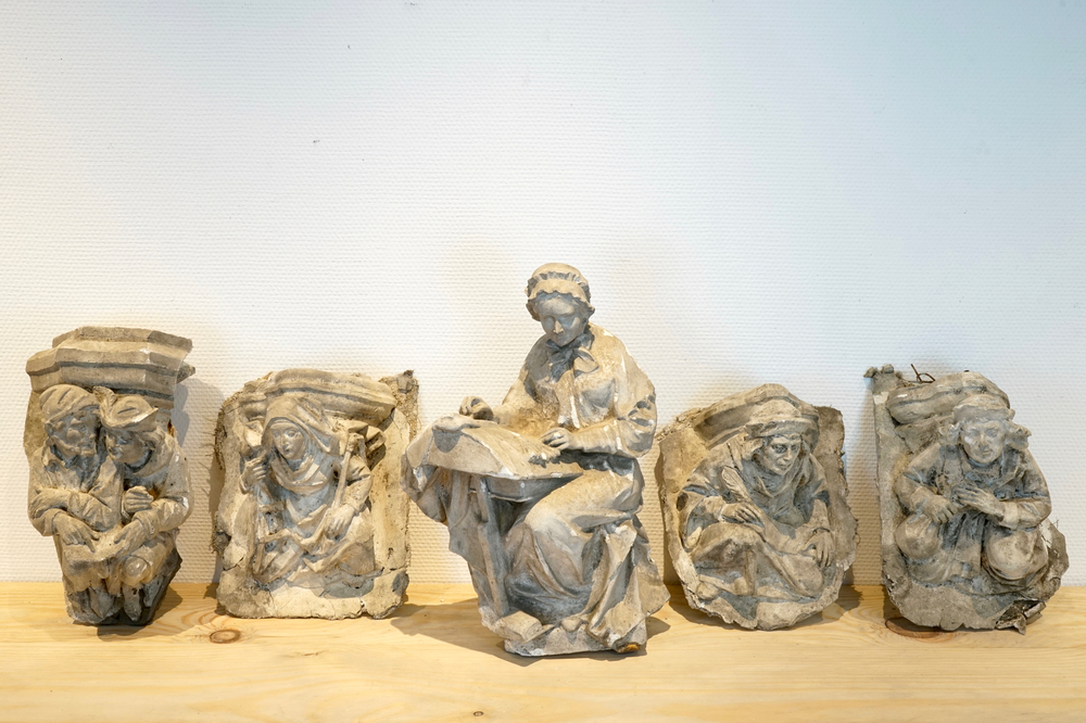 Een set van vijf plaasteren figuren waaronder een kantklosster, 19/20e eeuw, Brugge