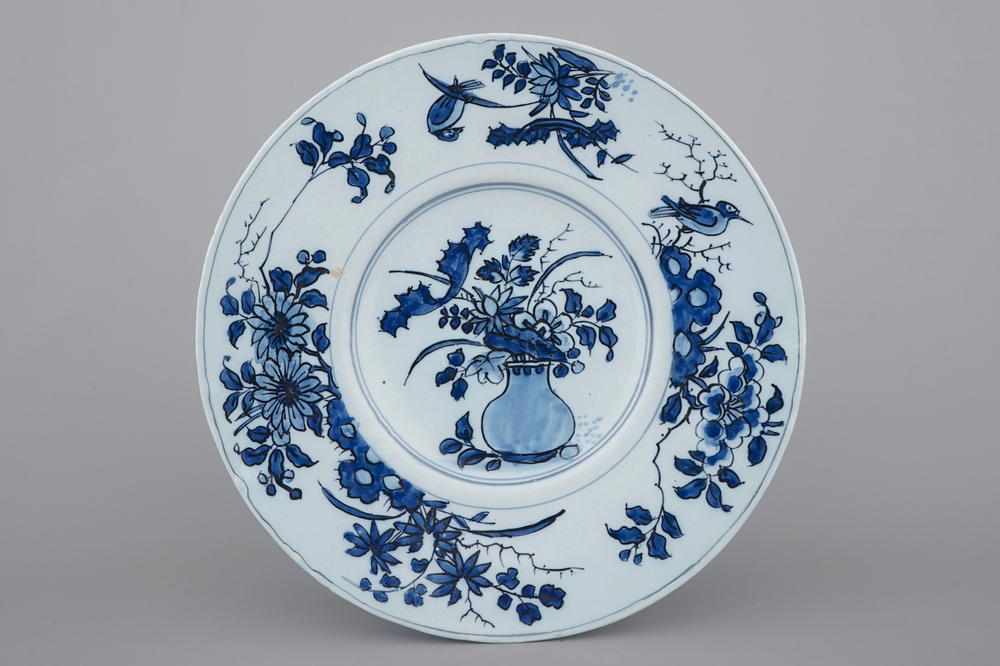 Une assiette en fa&iuml;ence de Delft bleu et blanc au d&eacute;cor chinoiserie, fin du 17&egrave;me