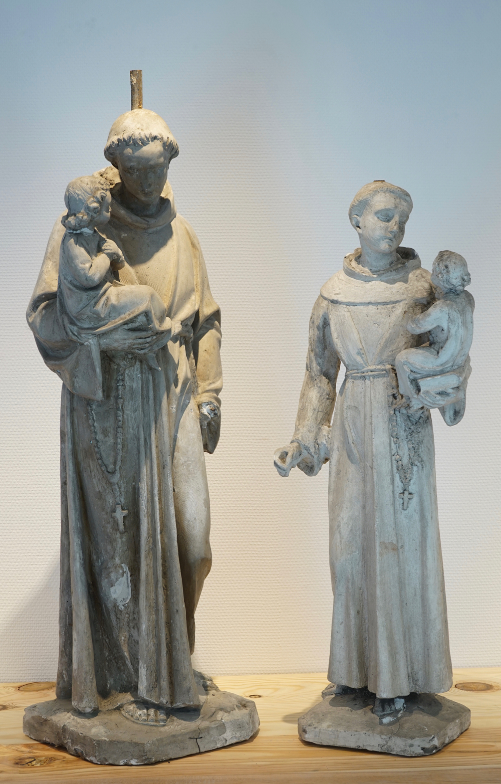 Een set van twee plaasteren figuren van Sint Antonius van Padua, 19/20e eeuw, Brugge
